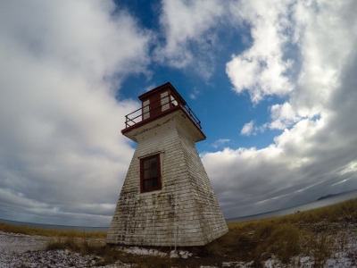 Vue en angle du phare montrant sa tour en bois à base carée en forme pyramidale tronquée faisant 8,5 mètres de hauteur © Agence Parcs Canada | Parks Canada Agency, Luc Miousse, 2015.