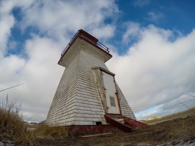 Vue en angle de l'arrière du phare montrant la porte menant à la lanterne © Agence Parcs Canada | Parks Canada Agency, Luc Miousse, 2015.