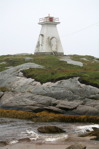 Vue générale du phare de Terence Bay érigé sur un promontoire en granit à 14,6 mètres au-dessu du niveau de la mer, 2008. (© Kraig Anderson - lighthousefriends.com)