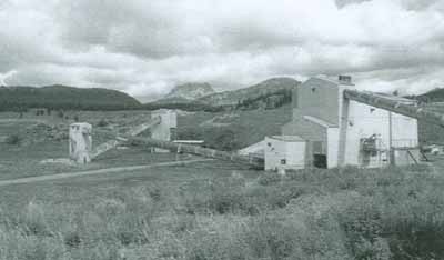 Vue du lieu historique national du Canada de Coleman montrant le site de la mine, 1998. (© Parks Canada Agency / Agence Parcs Canada, L. Felske, 1998.)