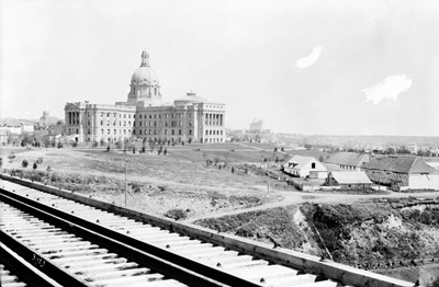 Photo taken from the High Level Bridge in Edmonton, overlooking both the
Edmonton Legislature and Fort Edmonton, dated 1914. © William James Topley / Bibliothèque et Archives Canada // Library and Archives Canada / PA-011278