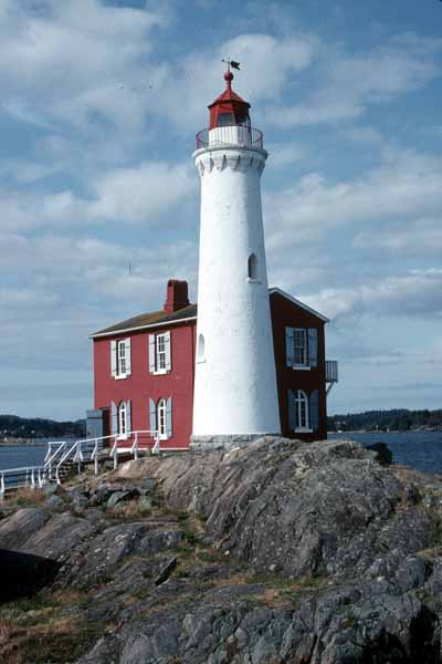 General view of lighthouse and dwelling © J. Mattie, NHSD-HSB, Parks, 1997