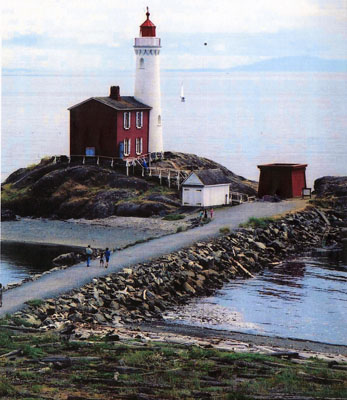 View of Fisgard Lighthouse, showing its massing comprising two simple forms, a cylindrical tower with attached rectangular house. © Ian Doull / Agence Parcs Canada, 2010 - Ian Doull / Parks Canada Agency, 2010