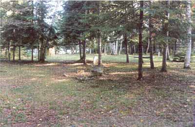 View of Beaubears Island, showing the remnants of a cemetery. © Agence Parcs Canada / Parks Canada Agency, Ian Doull, 1999.