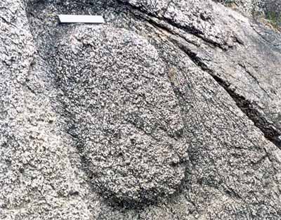 Vue générale des Carrières carrières de pierre à savon Fleur de Lys, qui montre le secteur 1, 1998. © Parks Canada Agency / Agence Parcs Canada, M. Stopp, 1998.