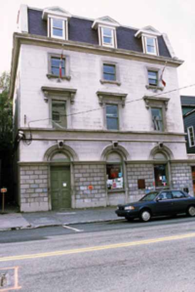 General view of the former Bank of British North America, showing its stone façade, 2002. (© Parks Canada/Parcs Canada, 2002)