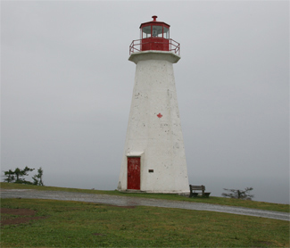 Vue générale du phare de Cape George montrant sa tour au profil épuré et bien proportionné, 2012. (© Kraig Anderson - lighthousefriends.com)