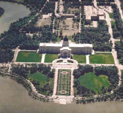 Vue aérienne de l'édifice de l'Assemblée législative, qui montre le parc conçu selon les principes du mouvement « City Beautiful » et centré sur le lac Wascana. © Saskatchewan Archives Board.