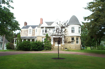 View of façade from the street. © Parks Canada / Parcs Canada, 2008