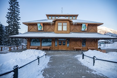 General view showing the stepped massing defined by the wide bracketed veranda, hipped roof form of the main block, and the lantern set at the top of the roof. © Parks Canada | Parcs Canada / Kahli April