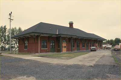 Corner view of the Saint-Jean-d'Iberville Railway Station (Grand Trunk), 1992. (© Parks Canada Agency/ Agence Parcs Canada, 1992.)