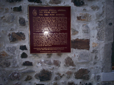 Detailed photo of the plaque commemorating the Grey Nuns' Hospital NHSC © Parks Canada Agency / Agence Parcs Canada, 2010 (Jim Molnar)