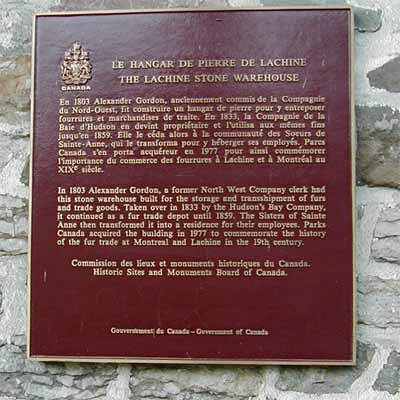 Vue de la plaque de la Commission des lieux et monuments historiques du Canada, 2002. © Parks Canada Agency/Agence Parcs Canada, 2002.