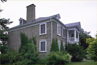 Corner view of de Salaberry House, 1991. © Agence Parcs Canada / Parks Canada Agency, 1991.