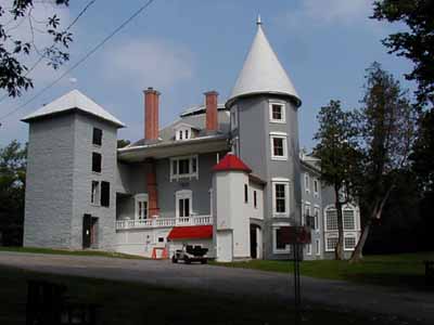 Southwestern angle of the rear elevation of the Manoir Papineau National Historic Site of Canada, 2004. © Parks Canada Agency/ Agence Parcs Canada, 2004.