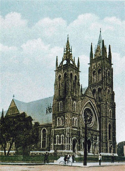 Postcard of St. James United Church, facade and side view. © ANQ-Q, n.d.