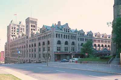 Exterior photo of Windsor Station (Canadian Pacific), 1990. (© Parks Canada Agency/Agence Parcs Canada)