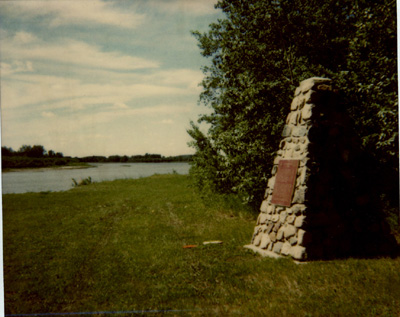 Vue de la cairn et plaque de CLMHC érigée en 1980 © Parks Canada / Parcs Canada, 1980