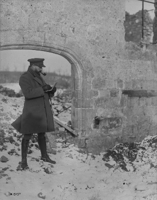 Historic photograph showing Augustus John, a well-known British artist who worked several commissions for the Canadian War Records Office (Canadian War Memorials Fund), December 1917. © Library and Archives Canada, Dept. of National Defence | Bibliothèque et Archives Canada, Ministère de la Défense nationale