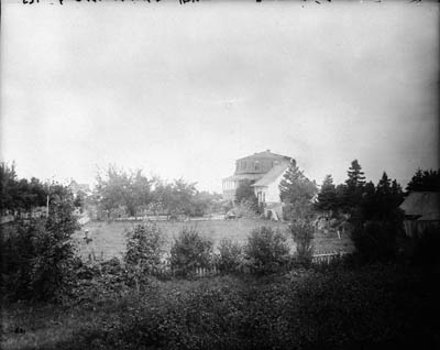 Vue de l'est de la résidence d’été de sir John A. Macdonald suivant l’agrandissement de 1882. © Bibliothèque et Archives Canada, PA008869 // Library and Archives Canada, PA008869