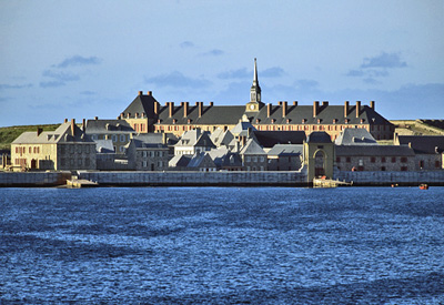 Vue générale de la Fortresse de Louisbourg, qui montre sa position dans un port protégé et libre de glace. © Parks Canada Agency / Agence Parcs Canada.