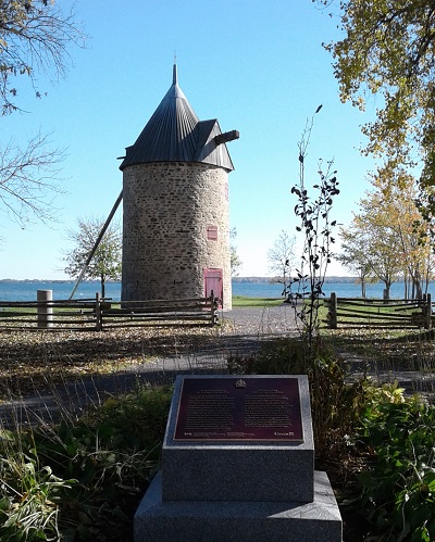 Side view of Île Perrot Windmill with installed plaque, 2019 © Parcs Canada | Parks Canada