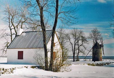Side view of Île Perrot Windmill and Miller's House, showing the rectangular footprint of the house with its one-and-a-half storey massing, 1995. © Parks Canada Agency / Agence Parcs Canada, 1995.