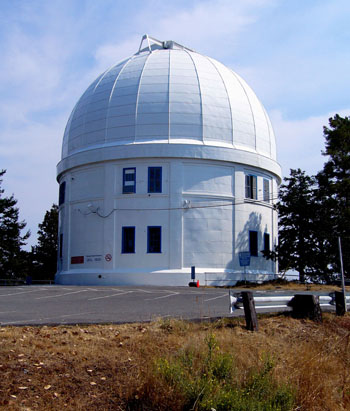 General view of the Dominion Astrophysical Observatory showing its simple cylindrical massing with dome. © Parks Canada / Agence Parcs Canada, Andrew Waldron.