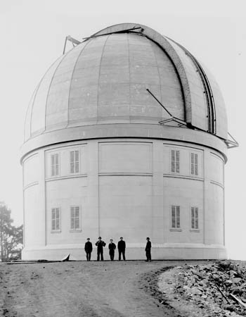 Side view of the Dominion Astrophysical Observatory showing its simple cylindrical massing with dome. © Parks Canada Agency / Agence Parcs Canada, Andrew Waldron.