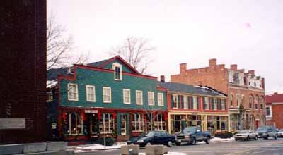 View of the south side of Queen Street in the Niagara-on-the-Lake Historic District, 2002. © Parks Canada Agency / Agence Parcs Canada, 2002.