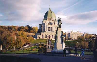 View of the Beaux-Arts style Oratory comprised of the crypt and the Basilica in its central location, 2002. © Parks Canada Agency / Agence Parcs Canada, N. Clerk, 2002.