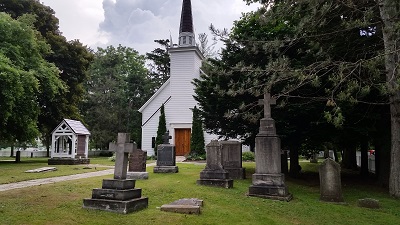 View of the main entrance to Her Majesty's / St. Paul's Chapel of the Mohawks, showing the tower and steeple rising from the front entry porch. © Her Majesty's Royal Chapel of the Mohawks' Archives | Archives de Her Majesty's Royal Chapel of the Mohawks