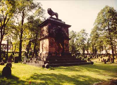 View of the Old Burying Ground, showing the Sebastopol memorial, 1993. © Agence Parcs Canada / Parks Canada Agency, 1993.