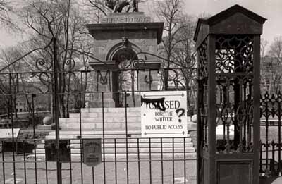 Alternate view of the Sebastopol memorial through the main entrance gate to the Old Burying Ground, 1993. © Agence Parcs Canada / Parks Canada Agency, 1993.