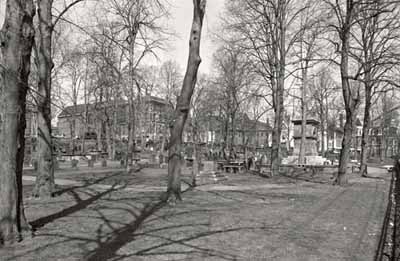General view of the Old Burying Ground, showing the haphazard placement of graves and the forms of head and foot stones as well as box tombs, 1993. © Agence Parcs Canada / Parks Canada Agency, 1993.