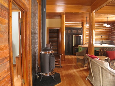 Vue de l'intérieur de la maison d'invités montrant sa cuisine à aire ouverte et son salon © Parks Canada | Parcs Canada