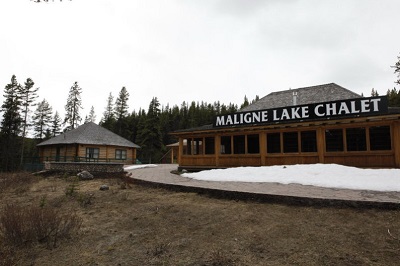 Le chalet et la maison d'invités adjacent l'un à l'autre sur un promontoire © Parks Canada | Parcs Canada