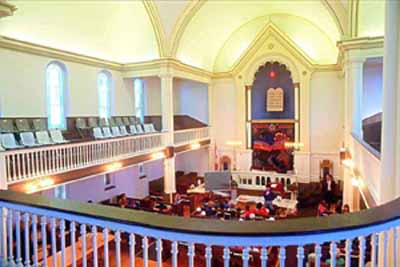 View of the interior of the Congregation Emanu-el Temple, showing the gallery and railings, 1994. © Parks Canada Agency / Agence Parcs Canada, J. Butterill, 1994.