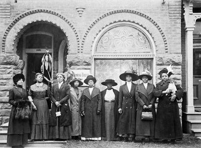 Group of black women in front of the Y.W.C.A. boarding house at 698 Ontario Street, Toronto, Ontario © William James / Bibliothèque et Archives Canada | Library and Archives Canada / PA-126710