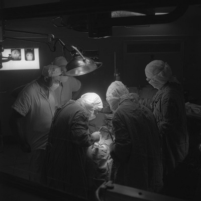 Dr. Wilder Penfield, director of Montreal Neurological Institute, and colleagues during surgery © Library and Archives Canada | Bibliothèque et Archives Canada / National Film Board fonds | Fonds de l'Office nationale du film / e011175946
