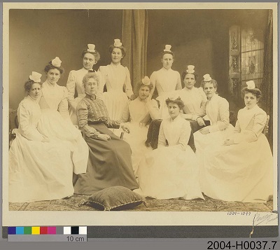 Portrait of Mary Agnes Snively and Students, Toronto General Hospital School of Nursing Graduates, 1889 © Canadian Museum of History | Musée canadien de l'histoire, 2004-H0037.7, E2006-00813