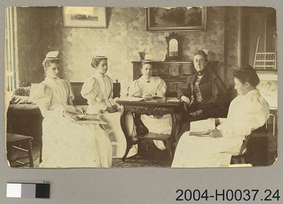 Mary Agnes Snively with a group of students, ca. 1895 © Canadian Museum of History | Musée canadien de l'histoire, 2004-H0037.24, IMG2008-0067-0088-Dm