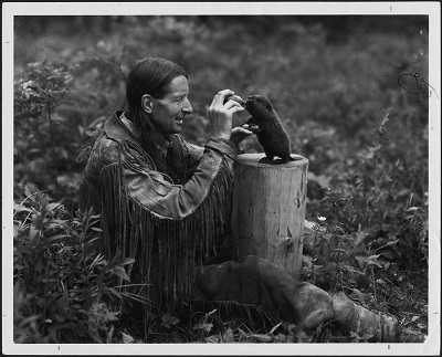 Grey Owl (Archie Belaney) feeding a beaver © Lovat Dickson Collection / Library and Archives Canada | Bibliothèque et Archives Canada / PA-147582