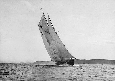 Schooner BLUENOSE crossing finish line (© W.R. MacAskill / Library and Archives Canada | Bibliothèque et Archives Canada / PA-030802)