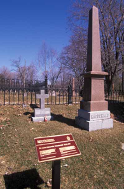 Vue générale du lieu de sépulture de sir John A. Macdonald, 1995. © Parks Canada/Parcs Canada, 1995.
