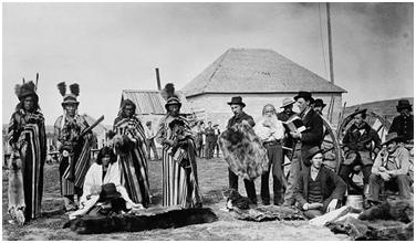 Misto-ha-a-Musqua (Big Bear), pictured in the centre, trading at Fort Pitt © Unknown photographer | Photographe inconnu / Library and Archives Canada | Bibliothèque et Archives Canada / Ernest Brown fonds / e011303100-020_s1