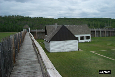 View of building and stockade catwalk inside the fort © Parks Canada / Parcs Canada, 2003
