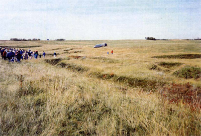 La promenade de Dulmage en 1993 dans les champs du camp Hughes © Parks Canada / Parcs Canada, 1993 (Grant Tyler)