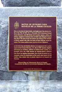 Vue générale de la Bataille-de-la-Ferme-Crysler qui montre la plaque de la CLMHC, 2000. © Parks Canada Agency / Agence Parcs Canada, 2000.