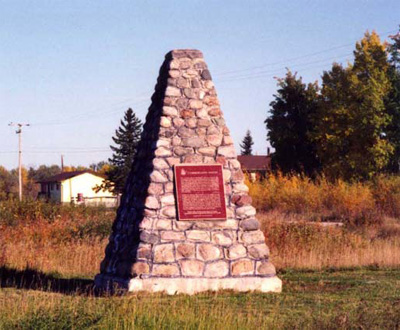 Cairn and plaque commemorating Cumberland House NHSC (© Parks Canada Agency / Agence Parcs Canada, n.d.)